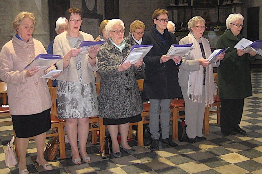 Ons Machels Kerkkoor wist er een bijzonder stemmige viering van te maken met aangepaste liederen. L.J. 