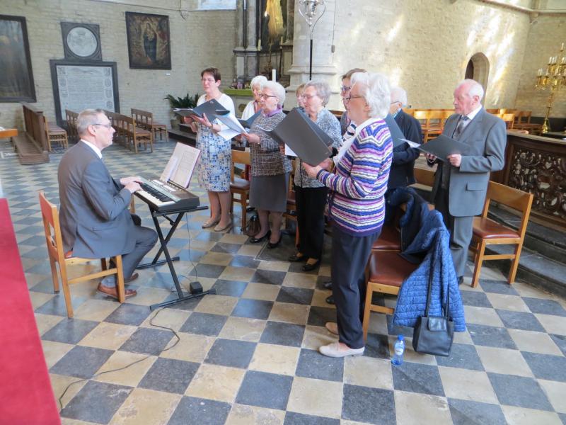 Het Machels Kerkkoor in actie. © Katrien 