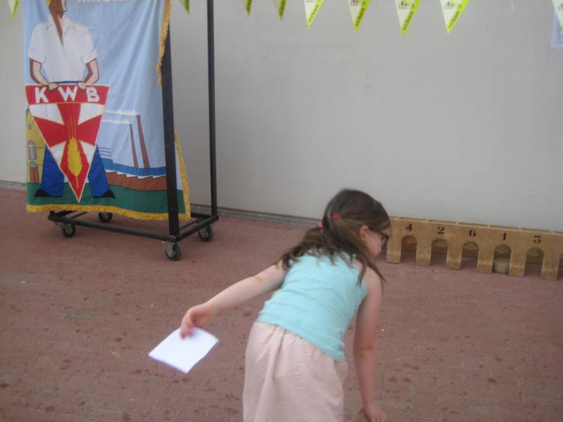 Oude volksspelen konden de kinderen wel bekoren © L.J. 