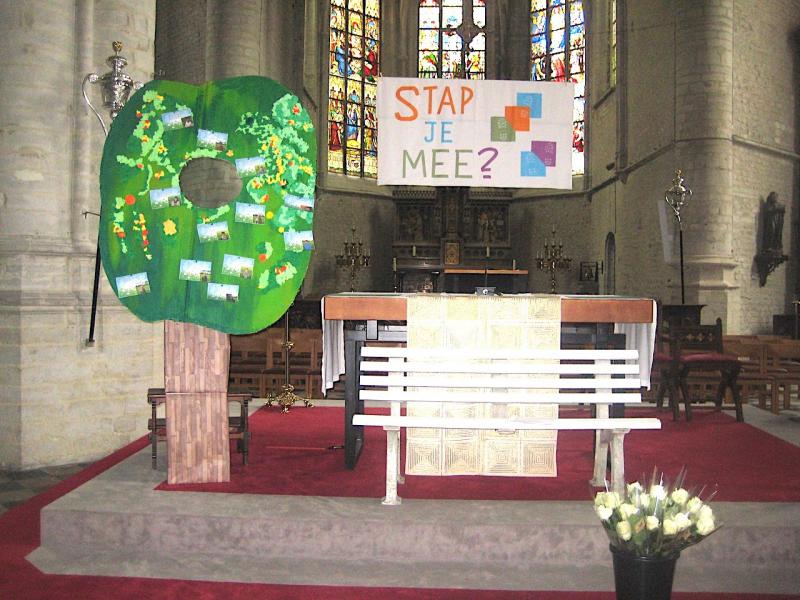 Onze kerk zag er feestelijk versierd uit: op maat van onze eerstecommunicanten. De boom waar Zacheus inklom, is het werk van de bewoners van het Floordamzorgcentrum ©  L.J. 