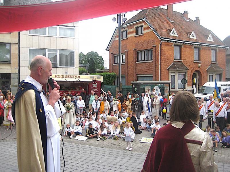 Deken Piet Capoen dankte de stuurgroep, de vele medewerkers en wie deelnam aan de processie. © L.J. 