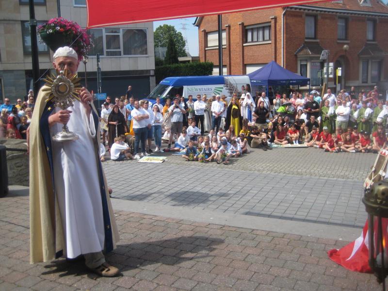 Op het einde van de processie dankte Piet Capoen de organisatie en de deelnemers die van de processie weer het hoogtepunt van Machelen kermis wisten te maken! De zegen met het H. Sacrament zette zijn woorden kracht bij: we moeten vrede- en vreugdebrengers 