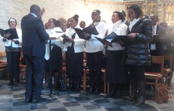 Het Ruandees koor Saint-Servais luisterde onze viering op: enthousiast en vreugdevol! © L.J. 