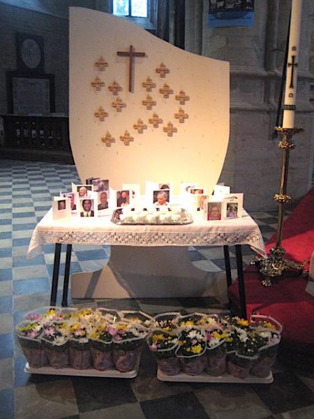We bewaren hun herinnering in ons hart en blijven voor altijd verbonden over de dood heen. © L.J. 
