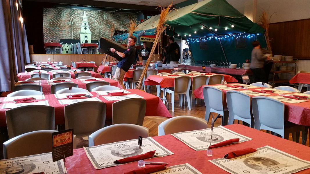 Wie zet er nu een tent in de zaal? ... de Chirojongens! © F. Nijs