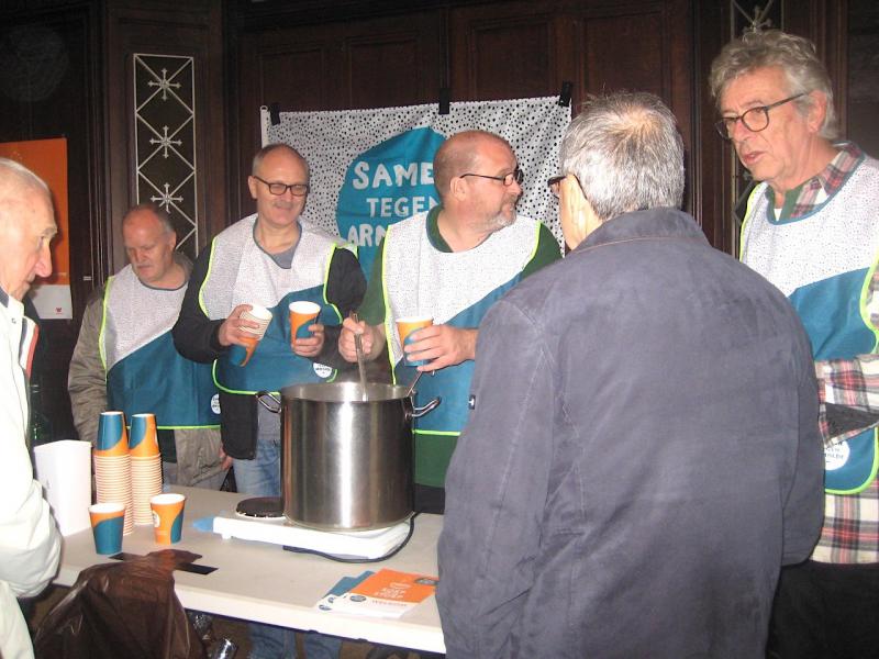 De actie ‘Soep op de Stoep’ werd door de KWB na de viering georganiseerd: een sympathiek gebaar dat Welzijnszorg ten goede kwam! © L.J. 