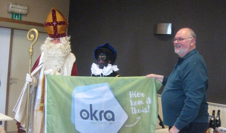 En wat haalde de Sint uit de zak van Piet: de heuse OKRA-vlag! © L.J. 