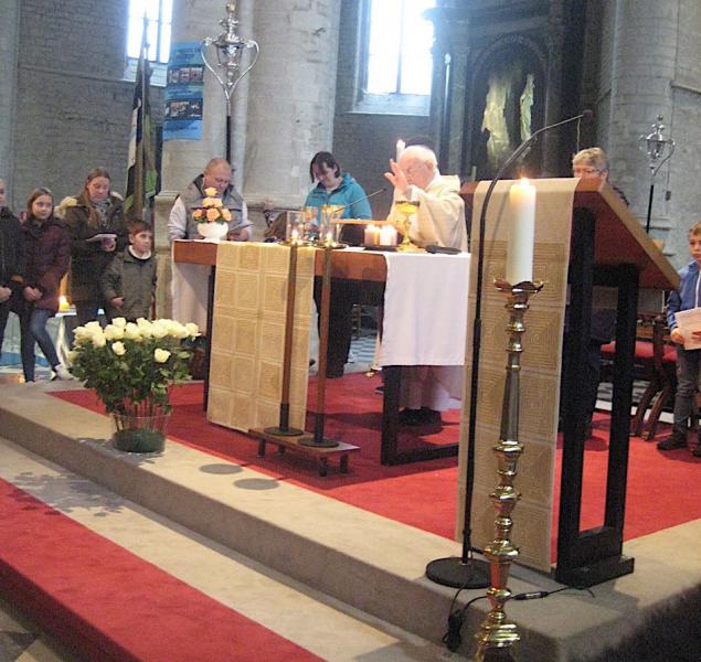 Pater Nand zegende de kinderen:  “Heer, onze God, zegen deze kinderen,  laat hen opgroeien in gezondheid, wijsheid en deugd.  Laat hen groeien in liefde.  Dat al deze ouders en kinderen een zegen mogen zijn voor elkaar”. © L.J. 