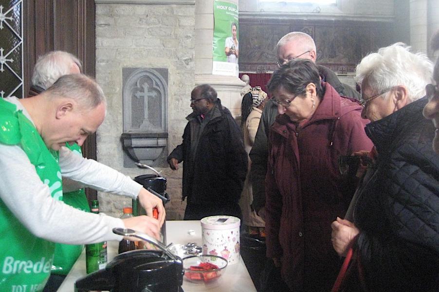 En na de viering vergastte KWB ons op de derde Koffiestop: ook zij zijn Broederlijk Delen en Guatemala genegen. Daarin deelden de kerkgangers graag. © L.J. 