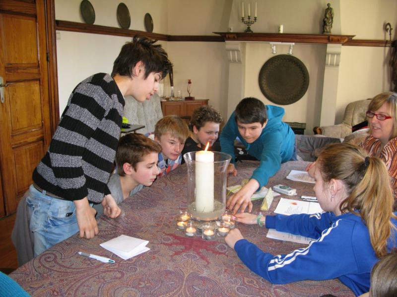 We gaven ons lichtje een plaatsje rond onze catechesekaars. © Leen Paredis 