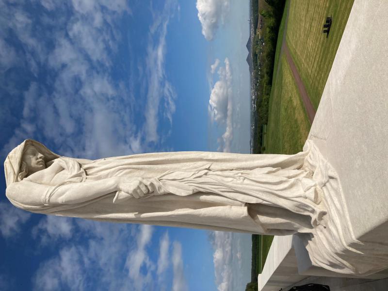 Het Canadees oorlogsmonument van Vimy met het beeld van de treurende moeder © L.J.  