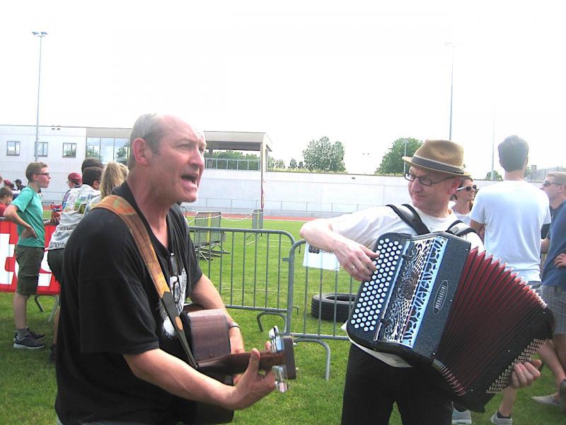 Liedjeszangers en muzikanten mengden zich onder het publiek tot ieders vreugde! © L.J. 