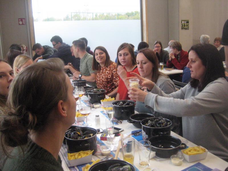 En in de keuken: geen tijd om op te kijken. Daar werd gevlast om niemand lang te doen wachten en de heerlijkste mosselen te kunnen opdienen. © @L.J.
