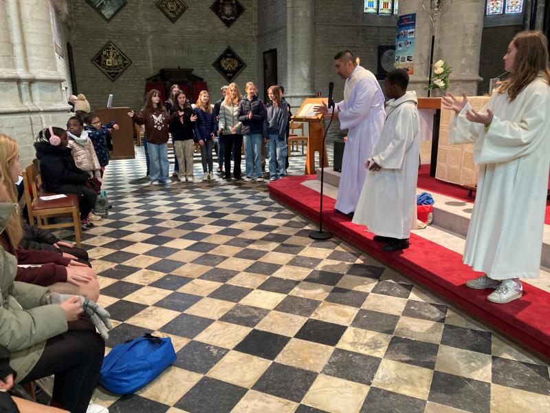 Diaken Warlito ondersteunt de helden van Christus-Koning, de Chiro hiros! © L.J. 