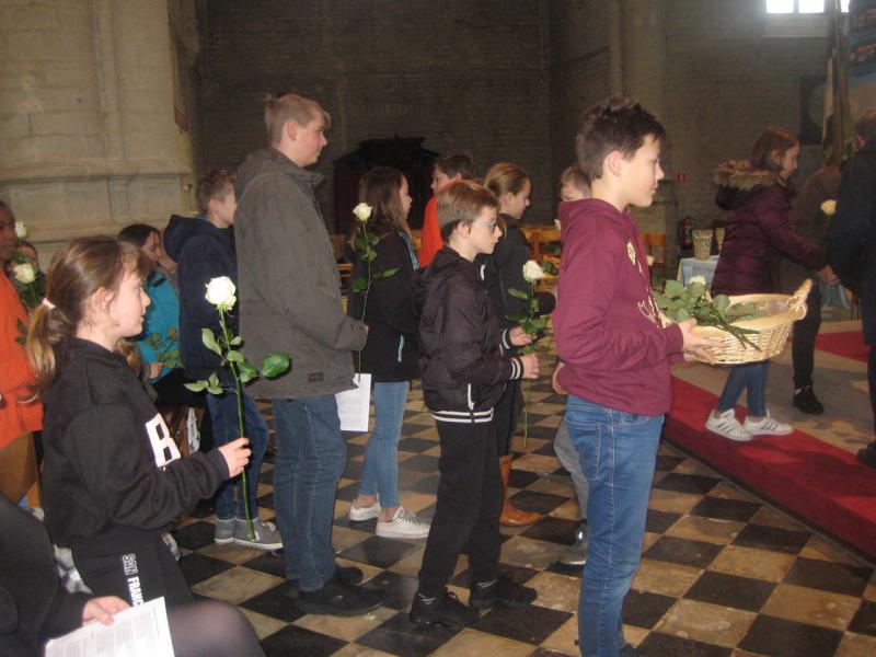 We brachten rozen aan bij het beeld van Maria. Ook zij staat vandaag centraal! © L.J. 
