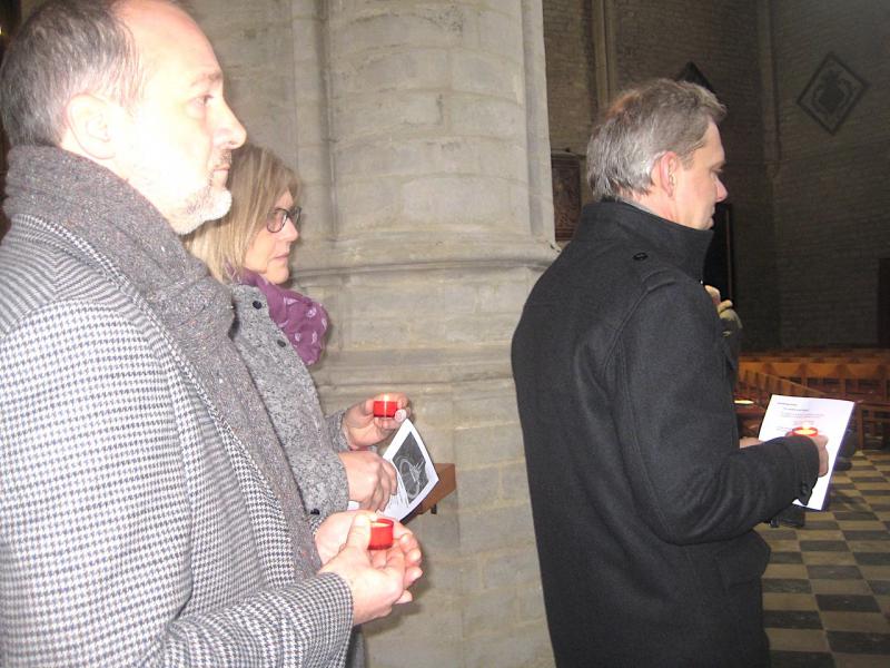 De viering eindigde met een lichtstoet naar het altaar van O.L.Vrouw. © L.J. 