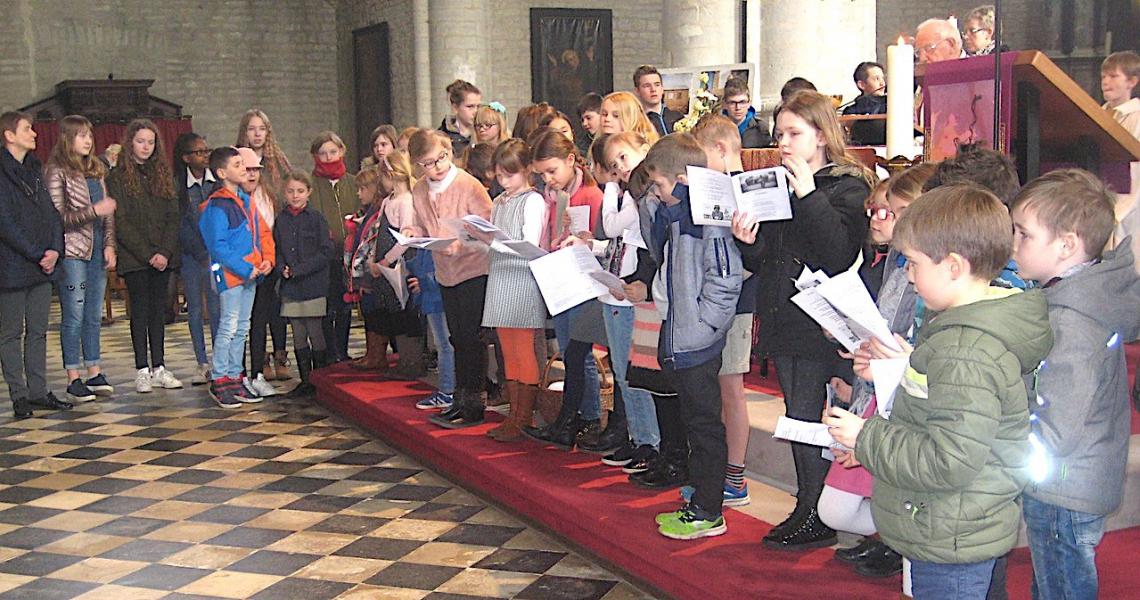 Alle kinderen en jongeren samen bij het Onze Vader! © L.J. 