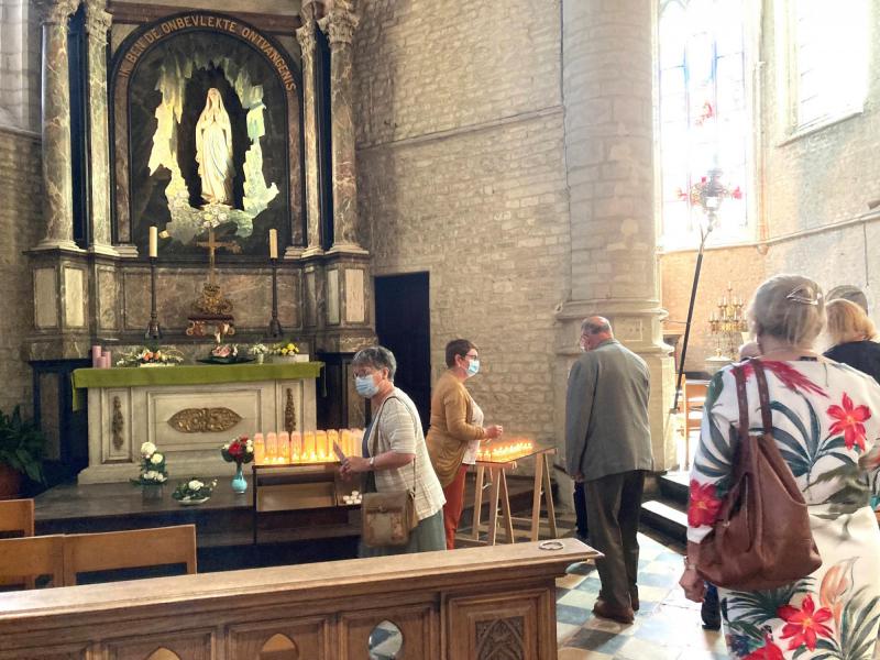 Met een processie naar het Maria-altaar besloten we onze Mariaviering, een gewaardeerd initiatief van de Vrienden van Lourdes. © @L.J.