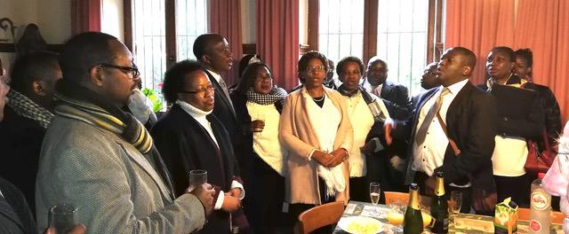 Als dank volgden op de pastorie een hapje en een drankje. Toen werd Pater Nand vergast op een Happy Birthday voor zijn 84ste verjaardag! © Sigrid 