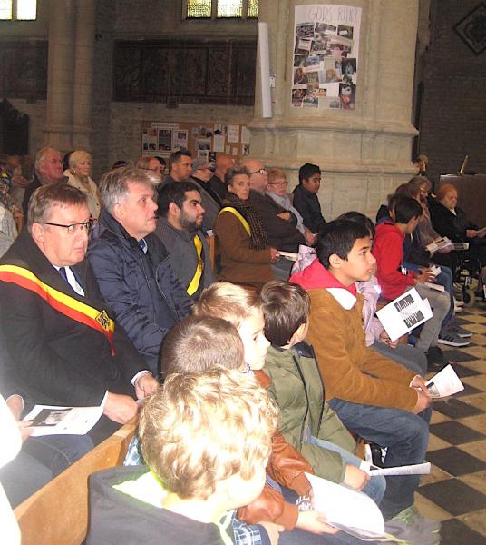 Ook hier was het gemeentebestuur aanwezig en samen met vele aanwezigen toonden ze hun bereidheid om mee te stappen naar vrede. De kandidaat-vormelingen hingen voor deze gelegenheid hun collages op de pilaren. © L.J. 