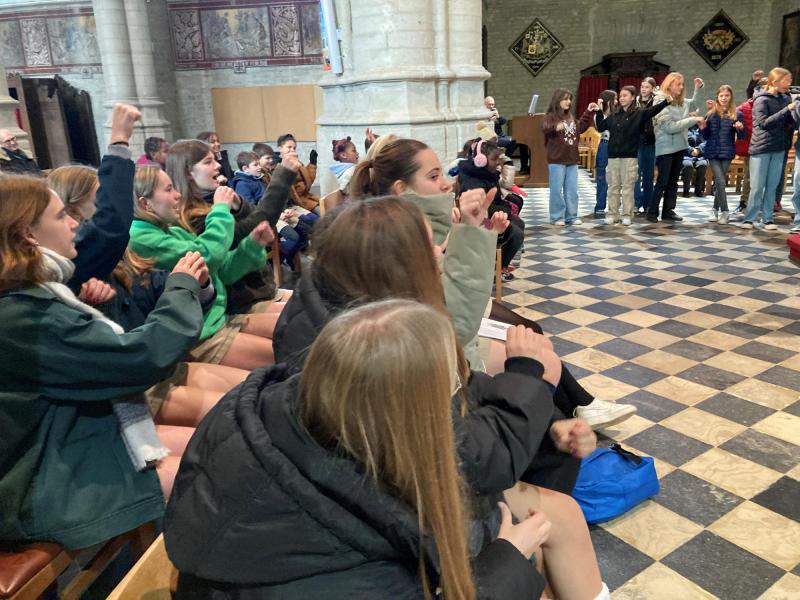 Diaken Warlito ondersteunt de helden van Christus-Koning, de Chiro hiros! © L.J. 
