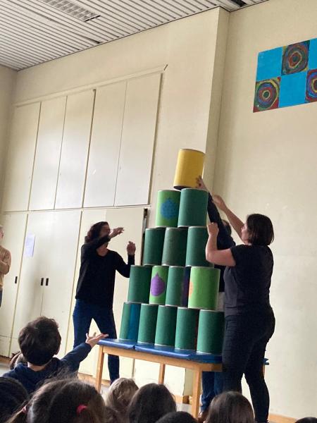 Een kerstboom bouwen voor de kleuters © schoolarchief 