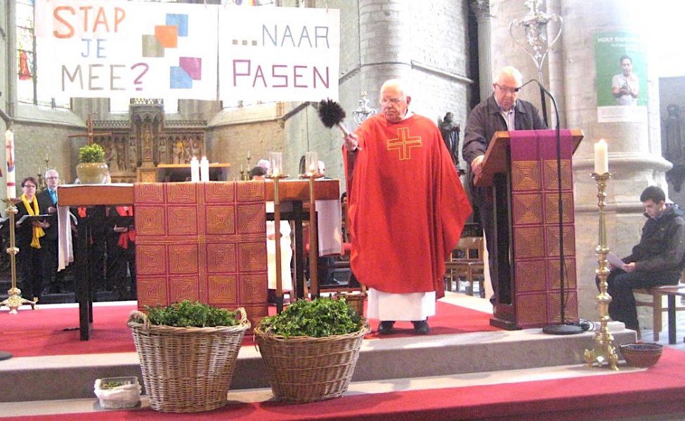 Pater Nand zegent de palmtakjes tot zegen van allen die Jezus’ boodschap willen uitdragen.© L.J. 