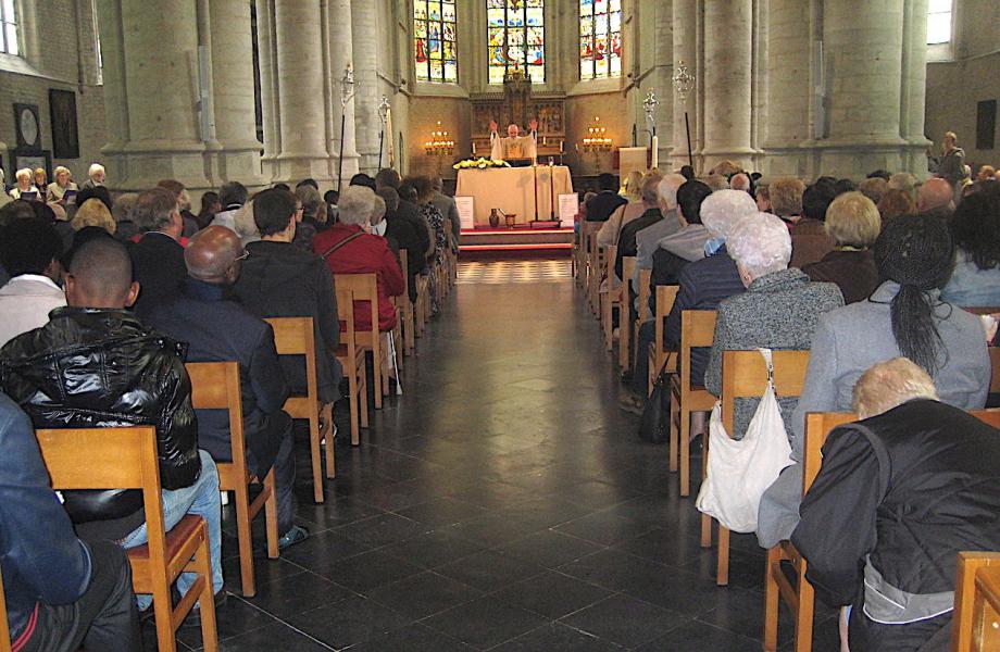 De voorganger spreekt Gods zegen uit over alle aanwezigen.© L.J. 