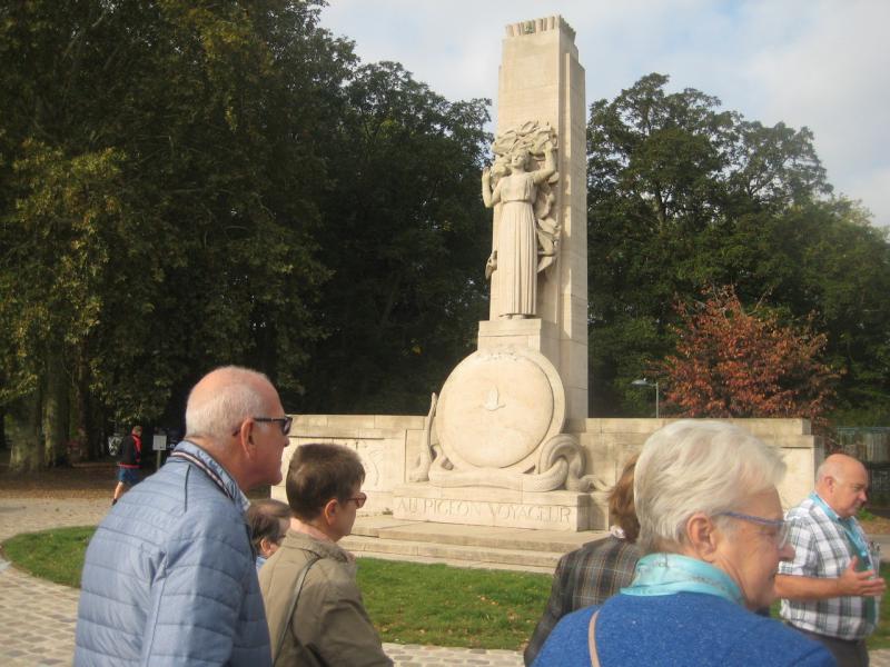 Monument ter ere van de ‘20.000 postduiven - gesneuveld voor het vaderland’ en de ‘postduivenhouders - geëxecuteerd door de vijand voor het houden van postduiven’. De gepersonifieerde Vrede staat tussen een zwerm vogels. © L.J. 