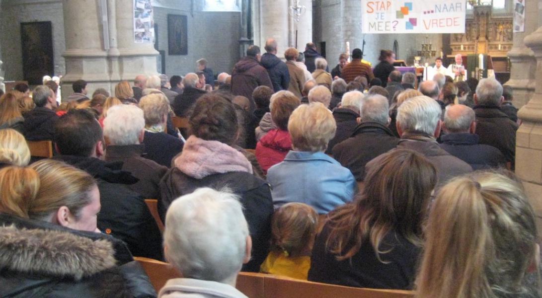 Ook hier was het gemeentebestuur aanwezig en samen met vele aanwezigen toonden ze hun bereidheid om mee te stappen naar vrede. De kandidaat-vormelingen hingen voor deze gelegenheid hun collages op de pilaren. © L.J. 