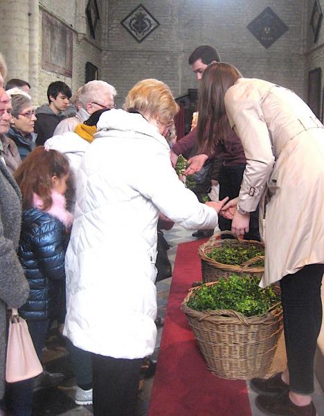 Op het einde van de viering ontving ieder een gezegend palmtakje.© L.J. 