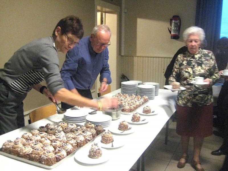 Er was veel sfeer en met een taartje en koffie werd het feest besloten! Iedereen genoot ervan, van het gezelschap en van het aanbod van de OKRA-werkgroep. © L.J. 