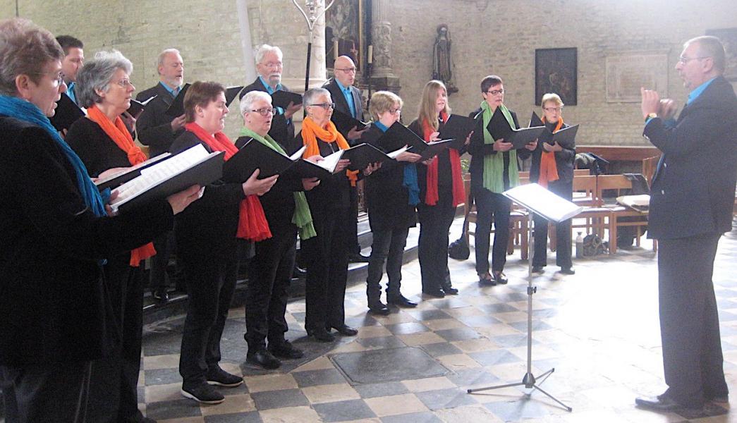 Het Cantimakoor gaf deze viering extra veel glans door het muzikaal opluisteren ervan met hemelse zang. © L.J. 