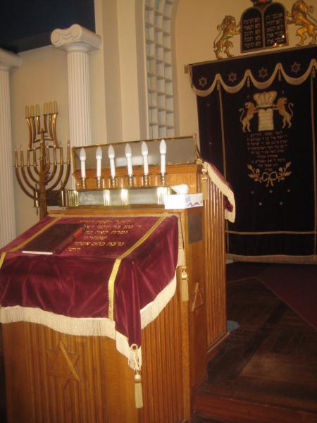 Op verkenning in de Diamantwijk. De synagogen ontbreken er niet. © L.J. 