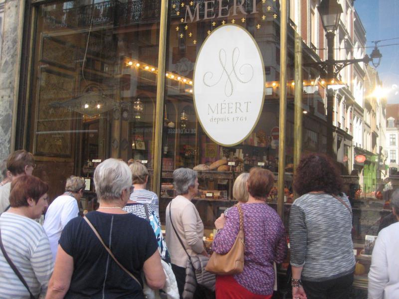 Iedere Lillois kent chocolaterie en patisserie Meert. De taartjes en chocolaatjes in de etalage zijn kunst. De prijs: daar schrik je wel even van. Maar kijken kost niets!  