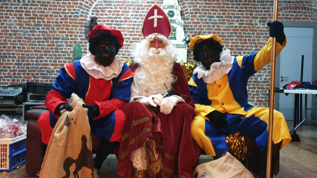 Sint Niklaas en zwarte Pieten op bezoek © @Frank