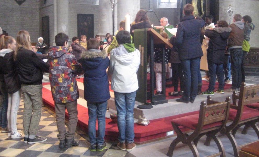 Alle kinderen en de jongeren bidden in een kring rond het altaar samen met de priester en al de aanwezigen om zegen over de kinderen en over ons allen! 