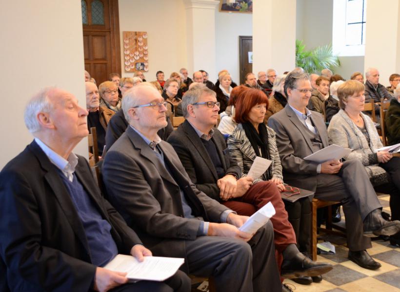 De leden van de zoneploeg. V.l.n.r.: Jan Verwaest, Eric Dendooven, Geert Beheydt, Chris Huenaerts, Hugo Hollé, Magda Bressinck. Pater Ferry stond aan het altaar © PZ OH