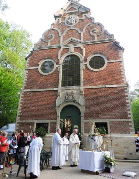 Mgr. Van Looy gaat voor in de 1 meiviering aan de kapel van Steenbergen © Hugo Hollé