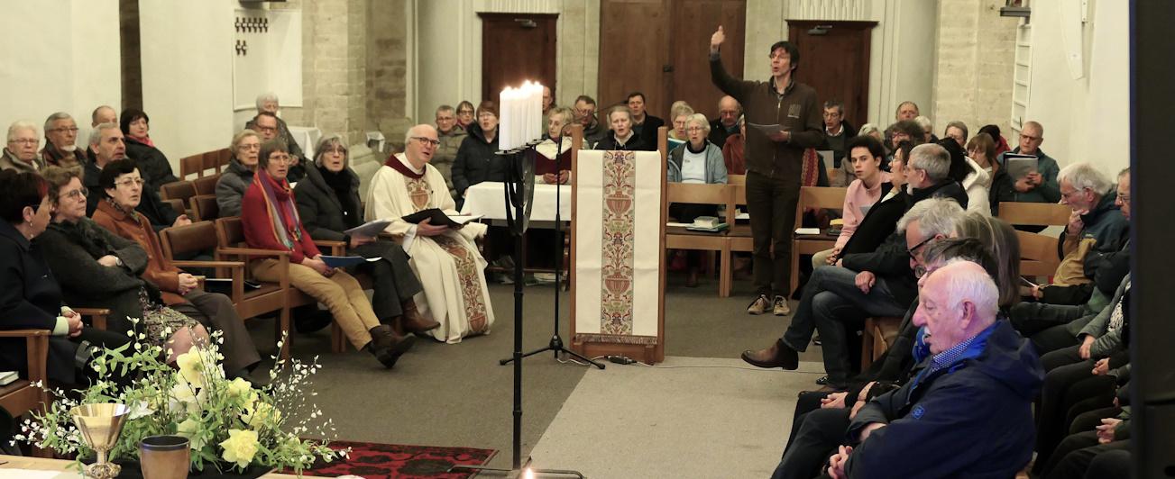 De Goede Week startte traditioneel op de zondag vóór Pasen toen de palmwijding en -uitreiking plaatsvond.  De viering van Witte Donderdag om 19.30 uur was een viering voor de drie pastorale zones Boutersem, Bierbeek en Oud-Heverlee. Deze viering - die doo © Hubert Rys