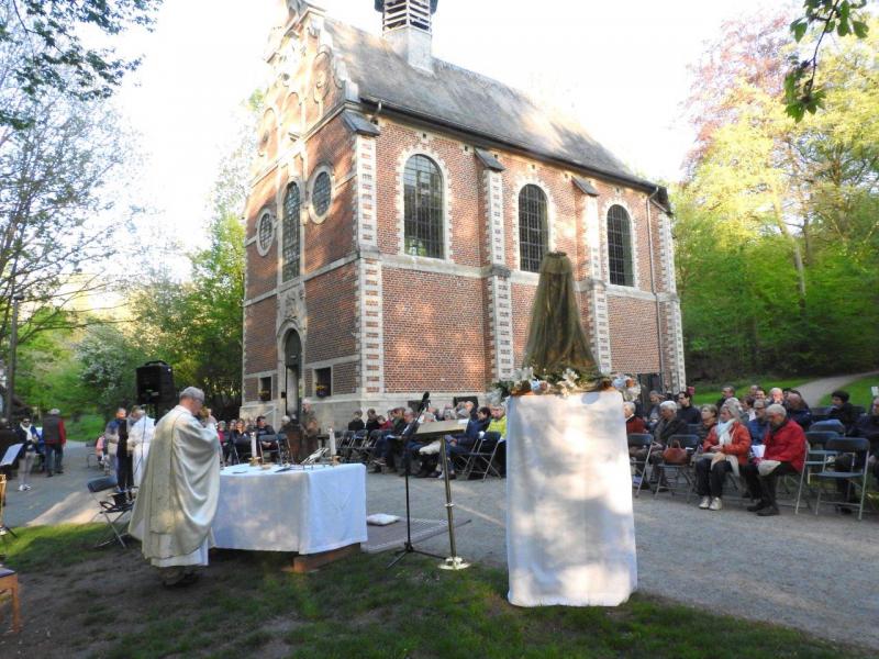 De meimaand is bij uitstek de Mariamaand. Ook aan de Kapel van Steenbergen werd een jarenlange traditie in ere gehouden, en was er op 1mei een openluchtmis, gevolgd door de kaarsjesprocessie. © PZ Oase Oud-Heverlee