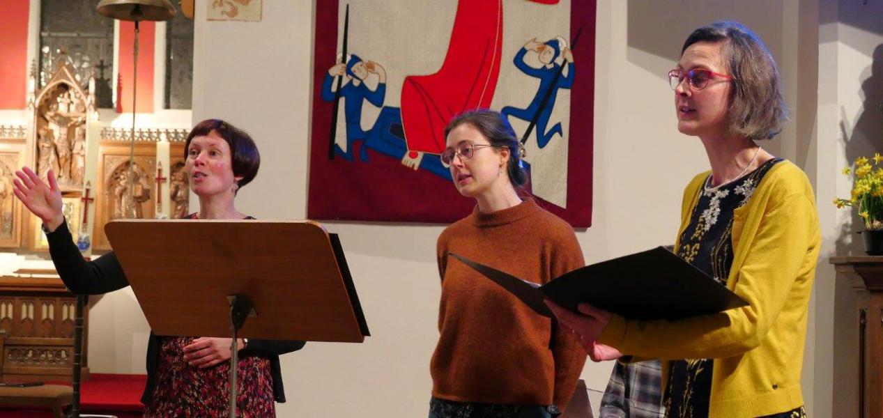 Lieve Timmermans, Clara Bossuyt en Ilse Magnus zorgden voor de muzikale omlijsting © Hugo Hollé