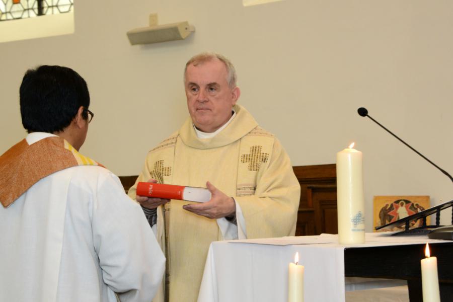 Overhandiging van de zonebijbel aan de zonepriester pater Ferry © PZ OH