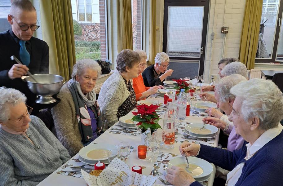 OP WEG NAAR KERSTMIS IN EEN DONKERE DECEMBERMAAND 
