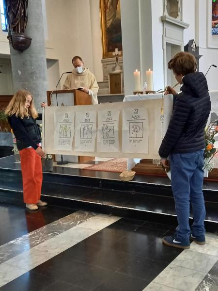 Kinderen openen de boekrol  © Lea Moerenhout