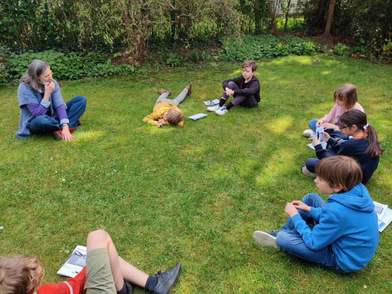 2de jaars in de tuin bij Myriam 