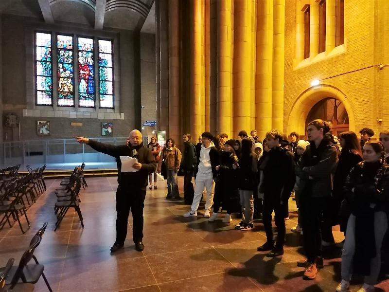 Rondleiding laatstejaarsstudenten GO in de Basiliek van het Heilige Hart met Johan DObbelaere © Foto Johan Dobbelaere