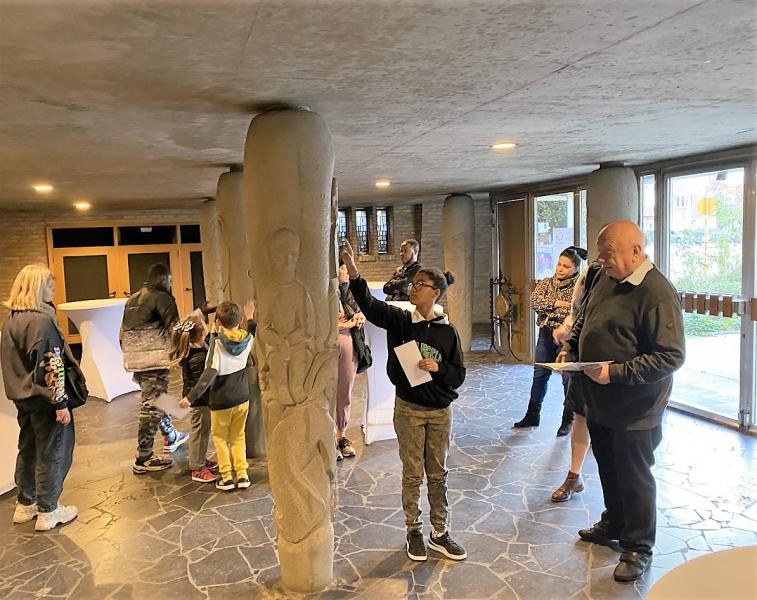 Bijbelse taferelen herkenning bij de ingang van de kerk © Kleopas