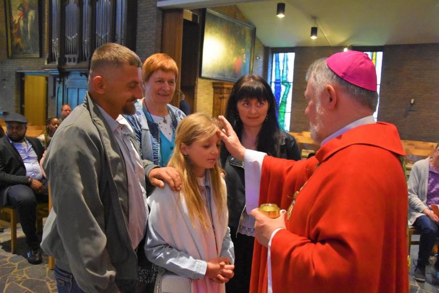 Vormsel met chrisma © Kleopas