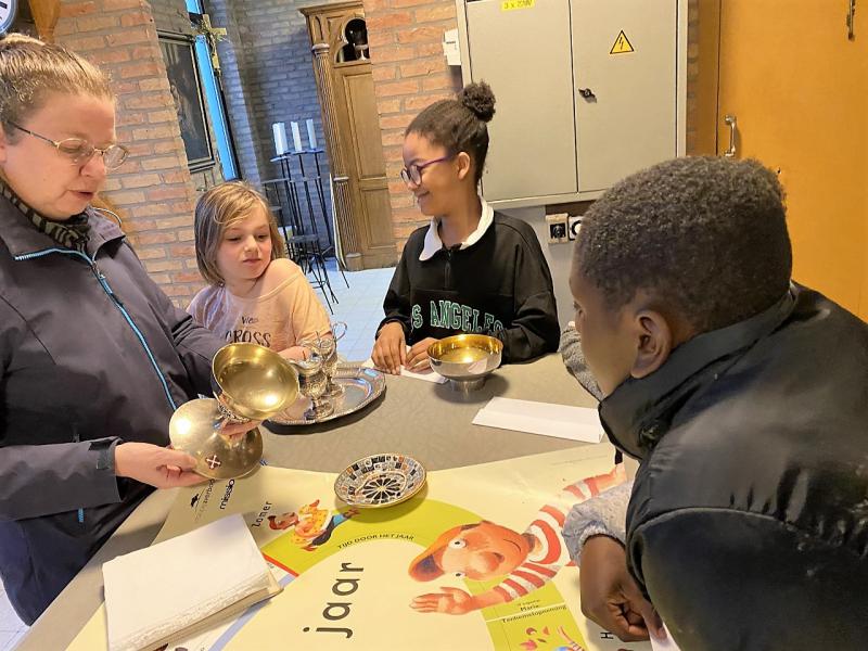 In de sacristie - liturgische gewaden en voorwerpen © Kleopas